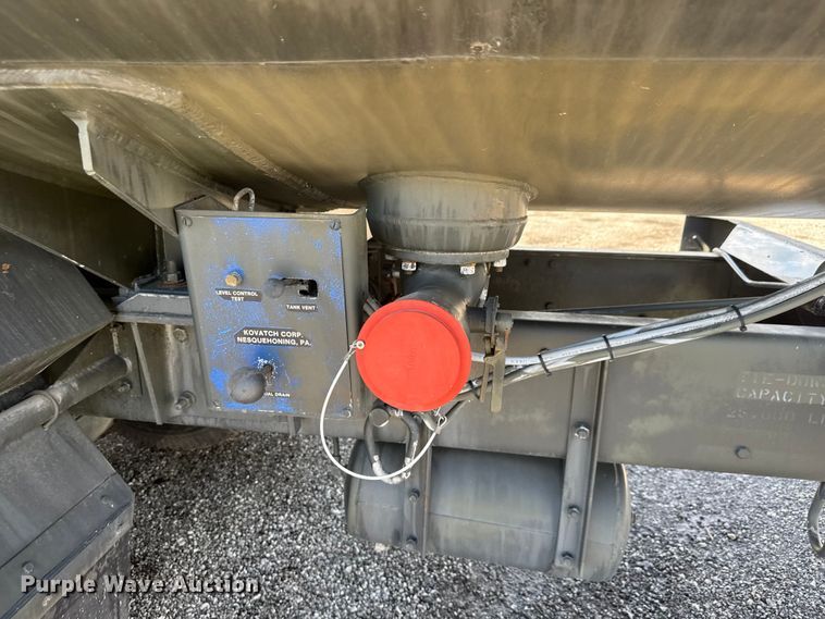 image for item NU9693 1982 Mack DM492S fuel truck