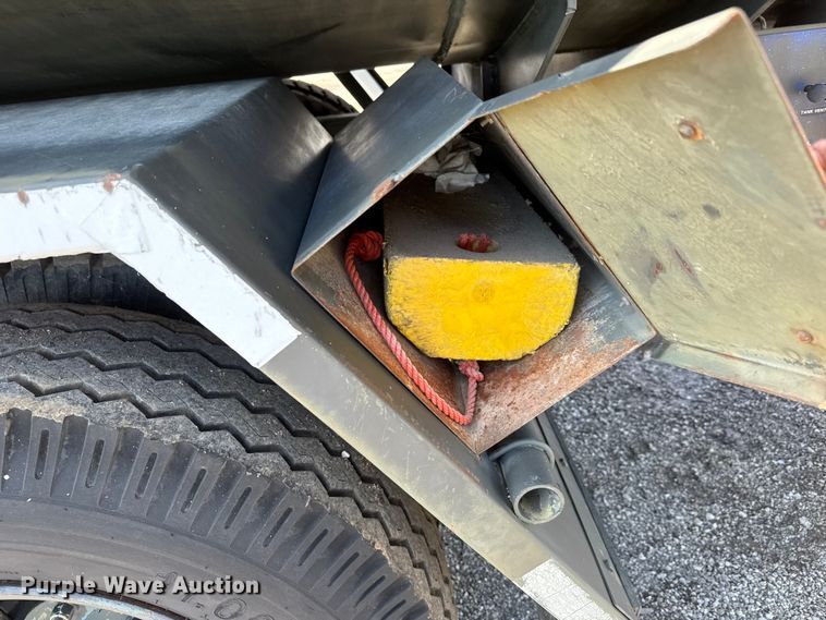 image for item NU9693 1982 Mack DM492S fuel truck