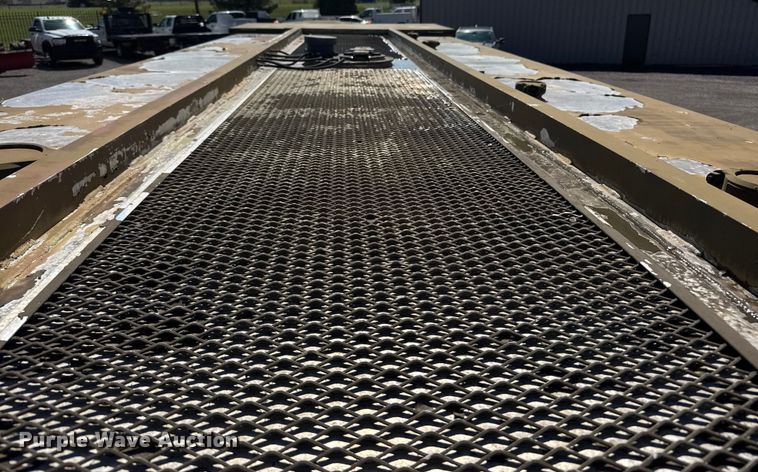 image for item NU9693 1982 Mack DM492S fuel truck