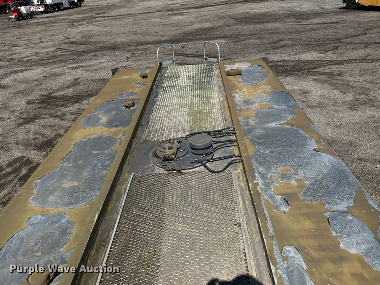 image for item NU9693 1982 Mack DM492S fuel truck