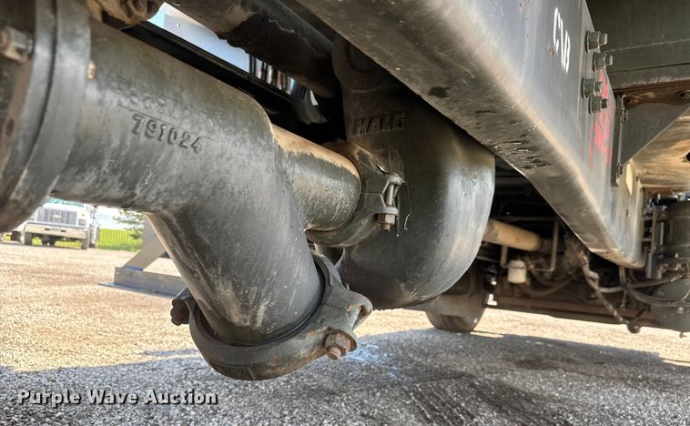 image for item NU9693 1982 Mack DM492S fuel truck