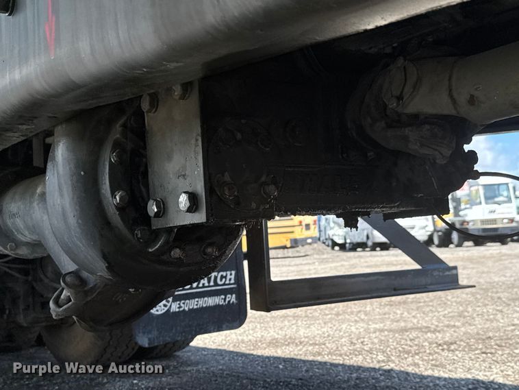 image for item NU9693 1982 Mack DM492S fuel truck