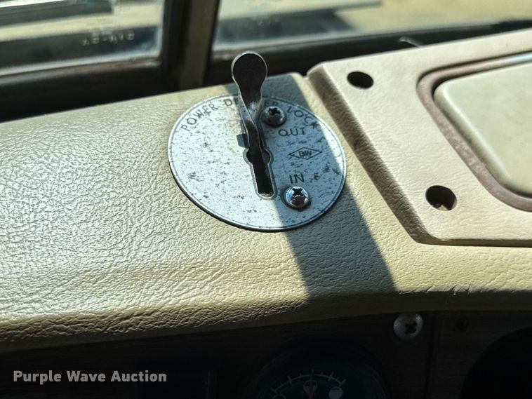 image for item NU9693 1982 Mack DM492S fuel truck