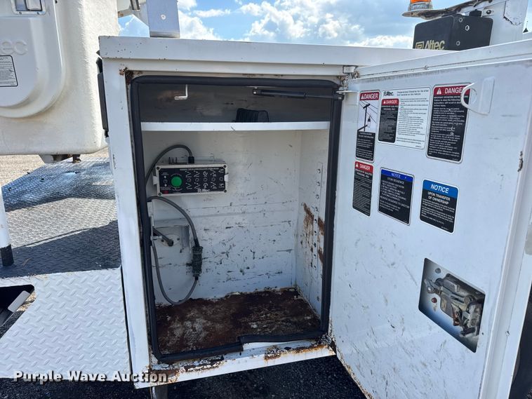 image for item NU9696 2011 Ford F450 Super Duty bucket truck