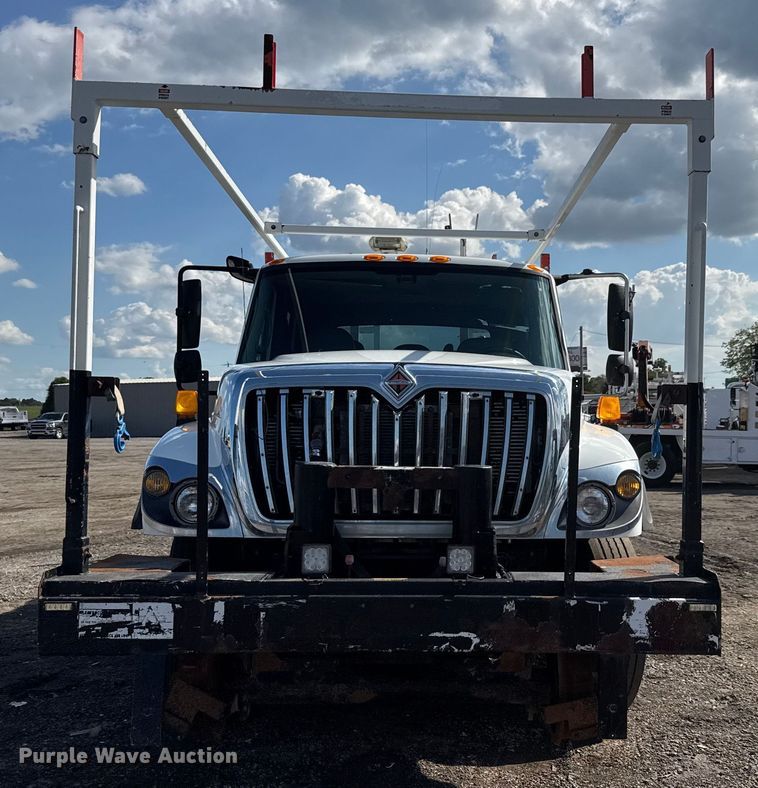 image for item NU9698 2010 International 7500  crane truck