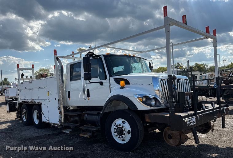 image for item NU9698 2010 International 7500  crane truck