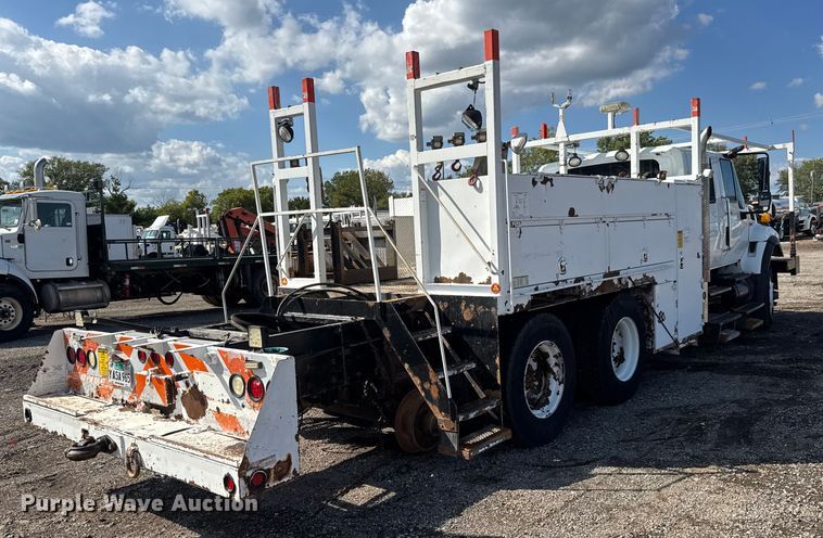 image for item NU9698 2010 International 7500  crane truck