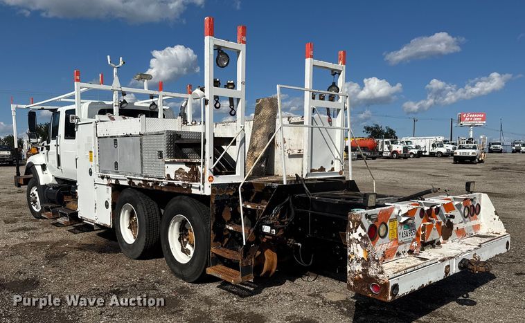 image for item NU9698 2010 International 7500  crane truck