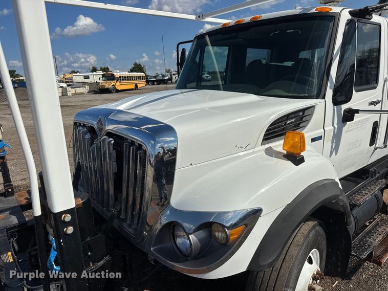 image for item NU9698 2010 International 7500  crane truck