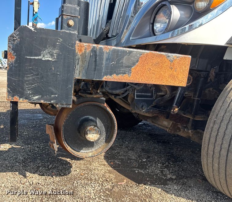 image for item NU9698 2010 International 7500  crane truck