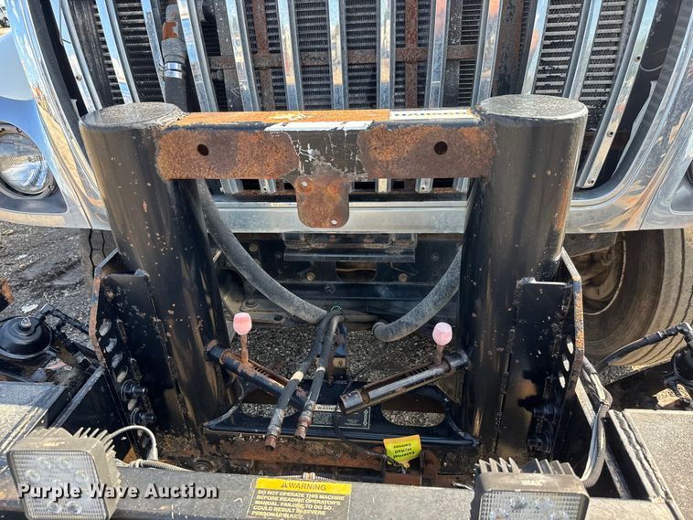 image for item NU9698 2010 International 7500  crane truck