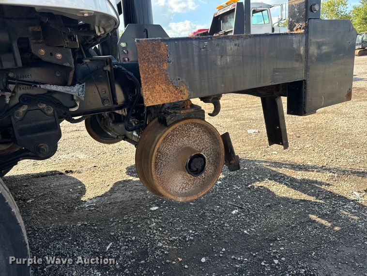 image for item NU9698 2010 International 7500  crane truck