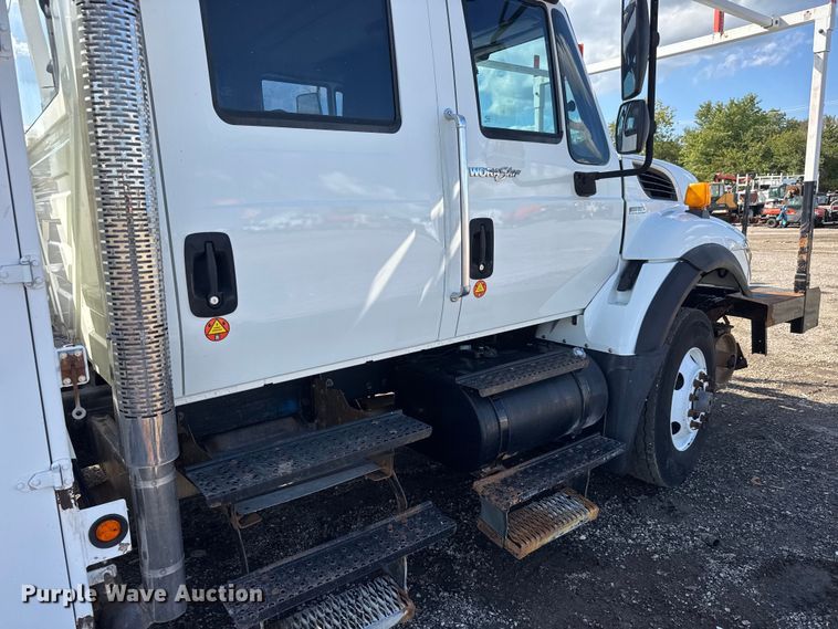 image for item NU9698 2010 International 7500  crane truck