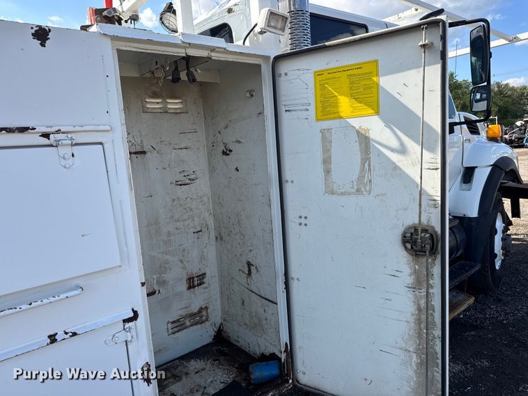 image for item NU9698 2010 International 7500  crane truck