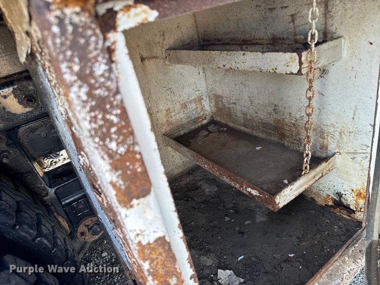 image for item NU9698 2010 International 7500  crane truck