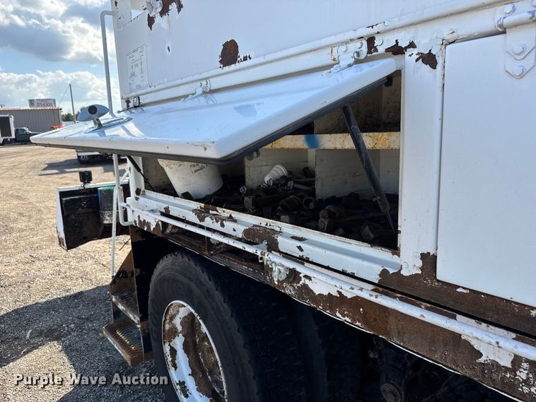 image for item NU9698 2010 International 7500  crane truck