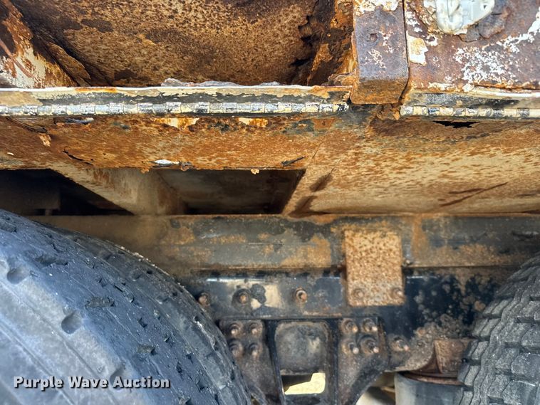 image for item NU9698 2010 International 7500  crane truck