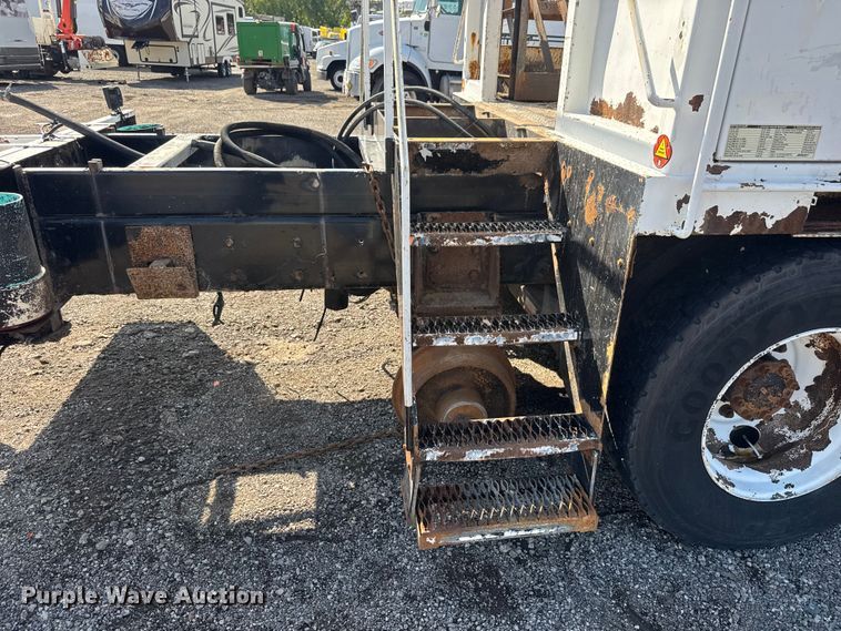 image for item NU9698 2010 International 7500  crane truck