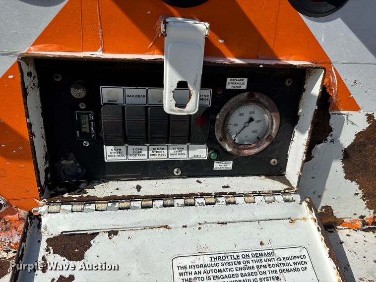 image for item NU9698 2010 International 7500  crane truck