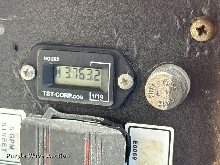 image for item NU9698 2010 International 7500  crane truck