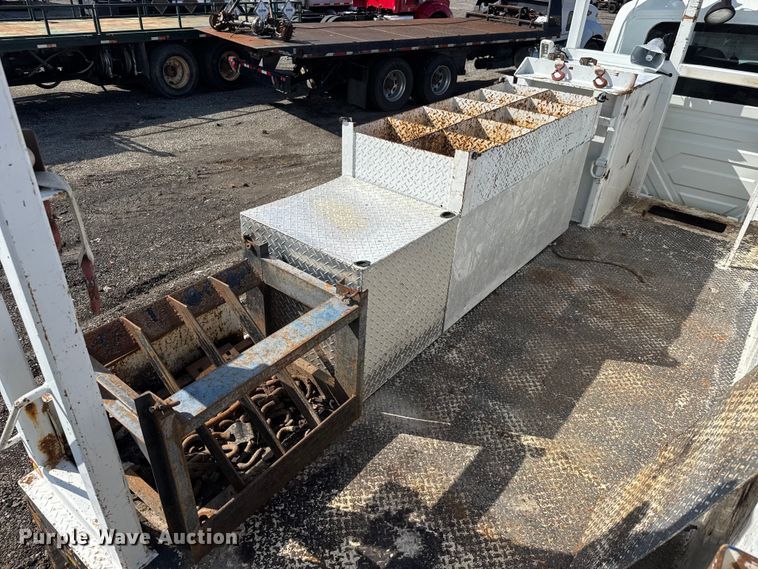 image for item NU9698 2010 International 7500  crane truck