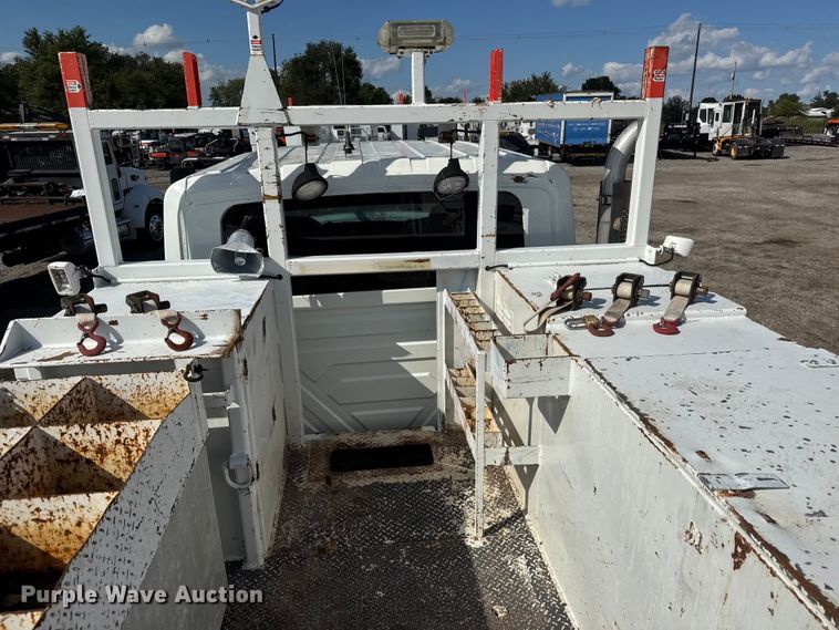 image for item NU9698 2010 International 7500  crane truck