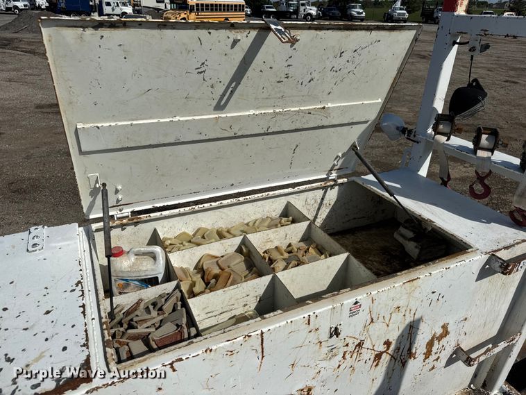 image for item NU9698 2010 International 7500  crane truck