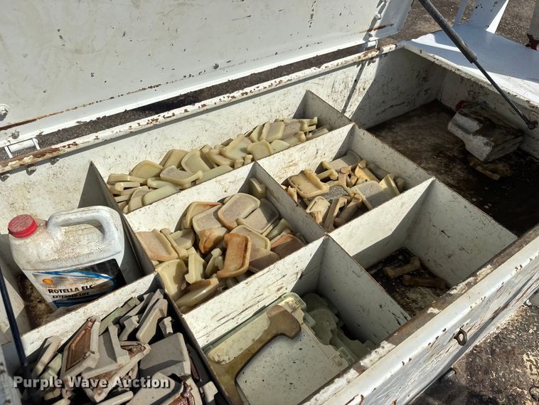 image for item NU9698 2010 International 7500  crane truck