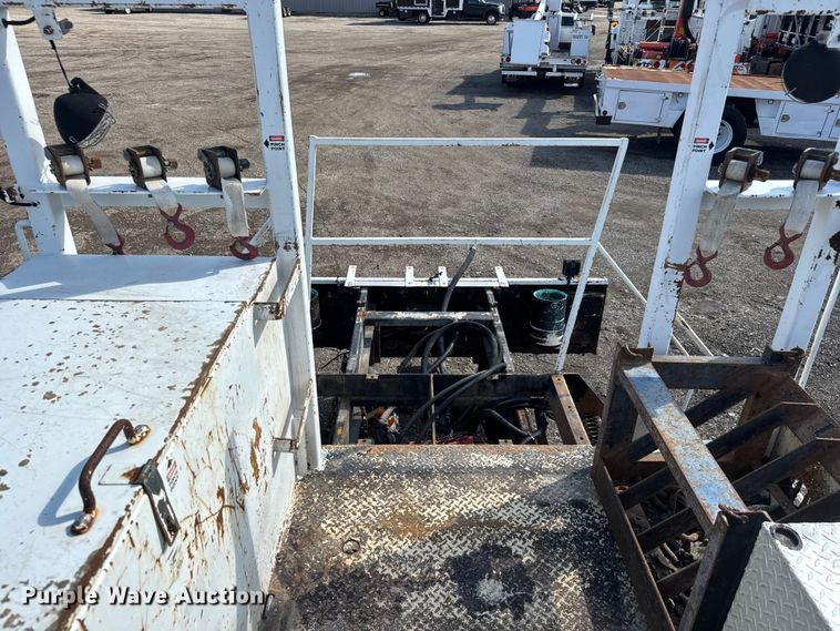 image for item NU9698 2010 International 7500  crane truck