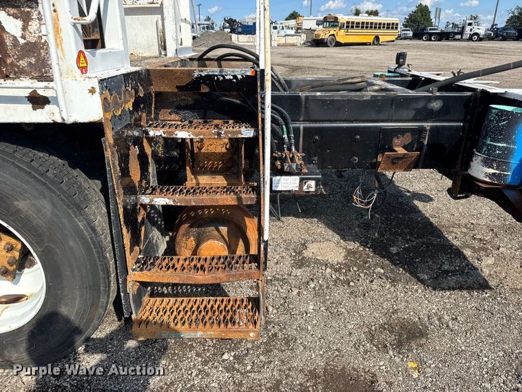 image for item NU9698 2010 International 7500  crane truck