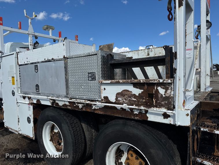 image for item NU9698 2010 International 7500  crane truck