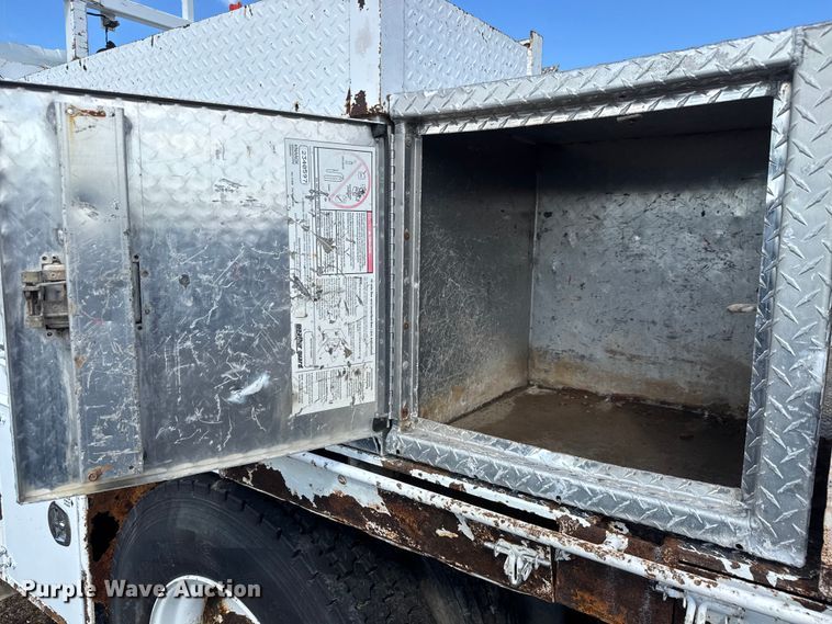 image for item NU9698 2010 International 7500  crane truck