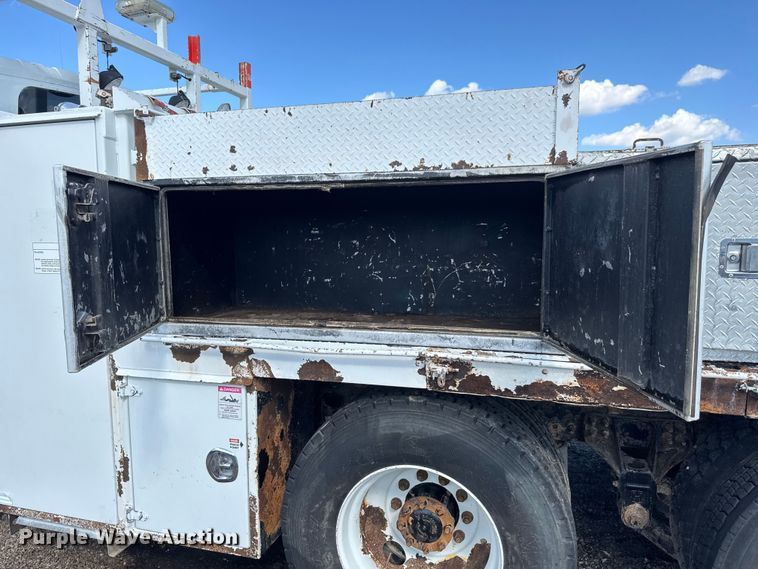 image for item NU9698 2010 International 7500  crane truck