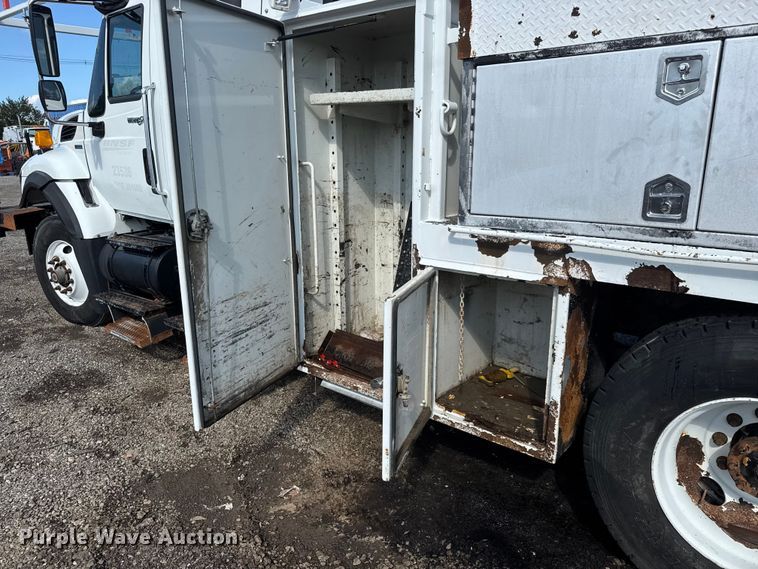 image for item NU9698 2010 International 7500  crane truck