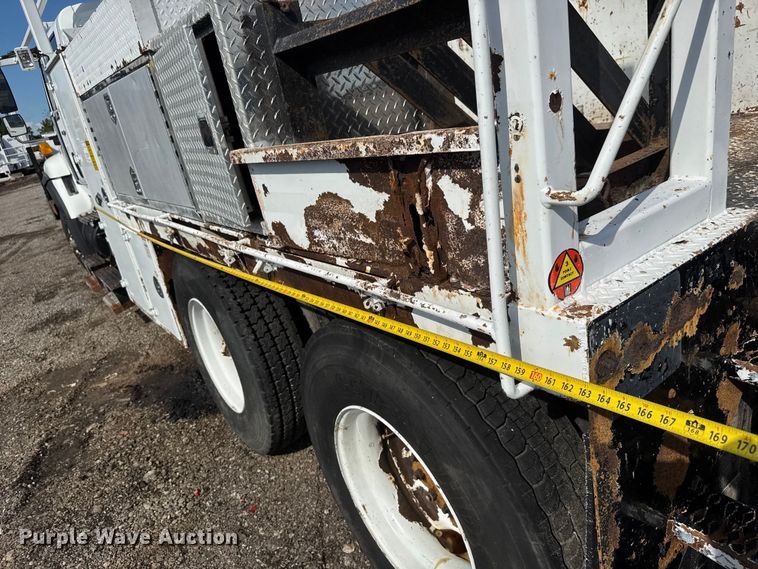 image for item NU9698 2010 International 7500  crane truck