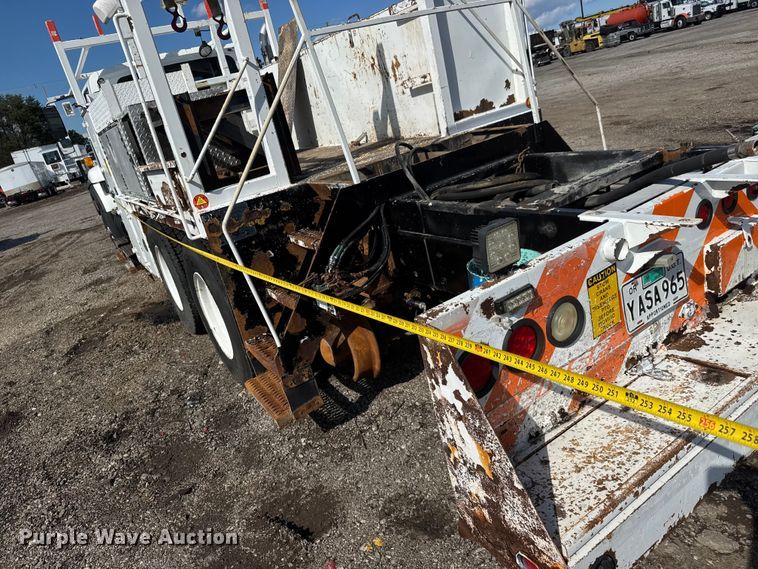 image for item NU9698 2010 International 7500  crane truck