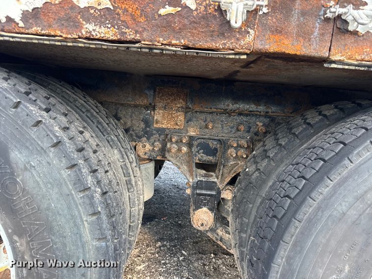 image for item NU9698 2010 International 7500  crane truck