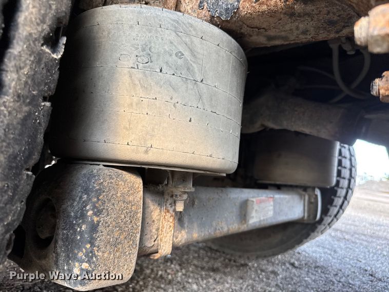 image for item NU9698 2010 International 7500  crane truck