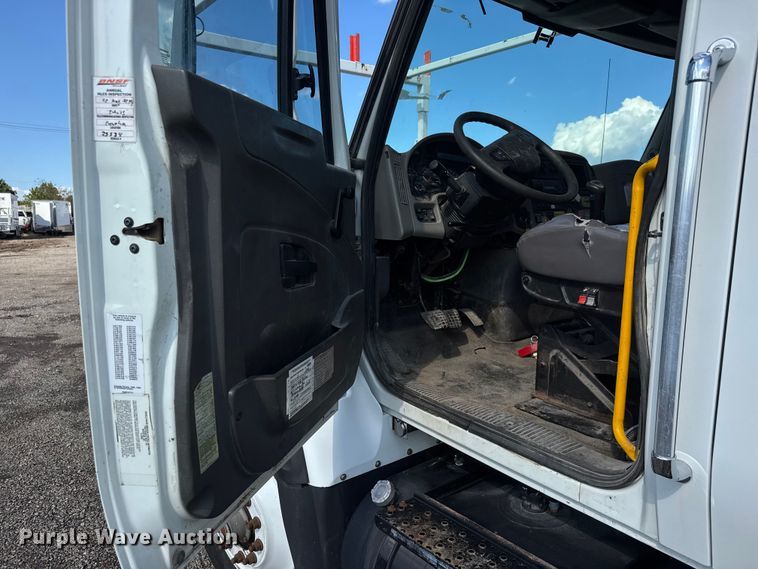 image for item NU9698 2010 International 7500  crane truck