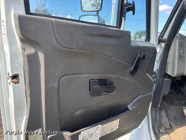 image for item NU9698 2010 International 7500  crane truck