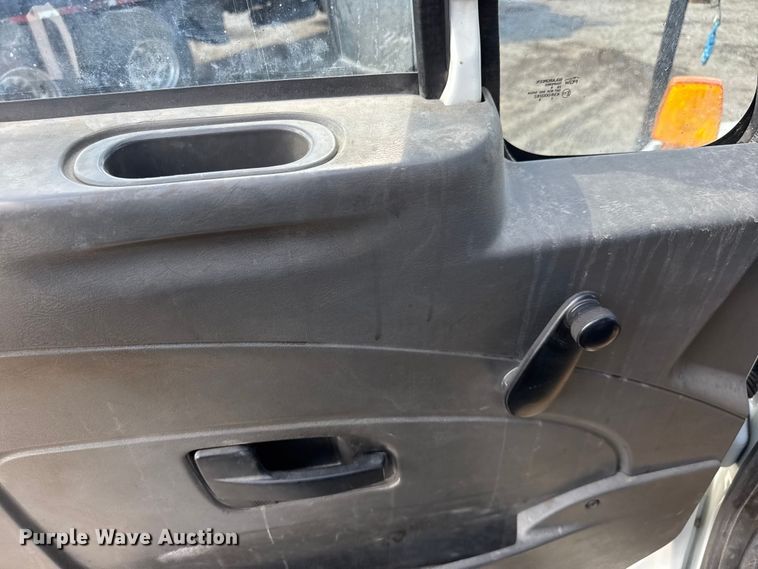 image for item NU9698 2010 International 7500  crane truck