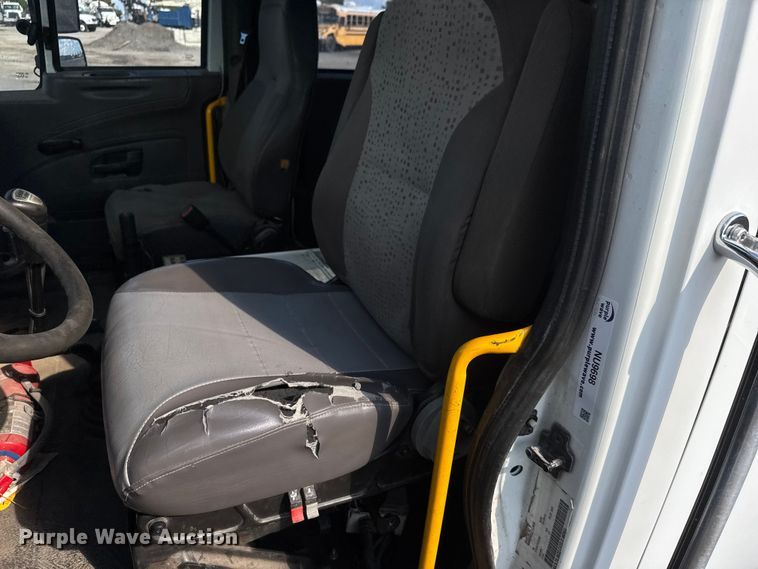 image for item NU9698 2010 International 7500  crane truck