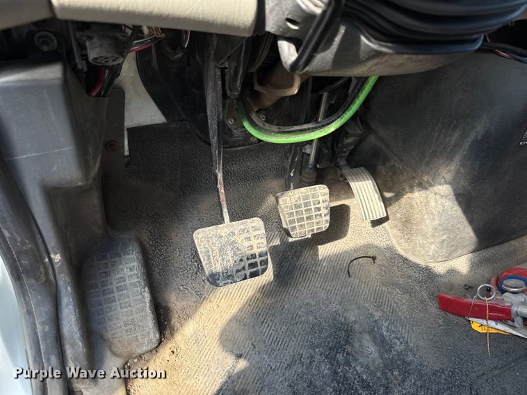 image for item NU9698 2010 International 7500  crane truck