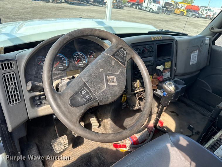 image for item NU9698 2010 International 7500  crane truck