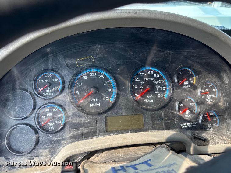 image for item NU9698 2010 International 7500  crane truck