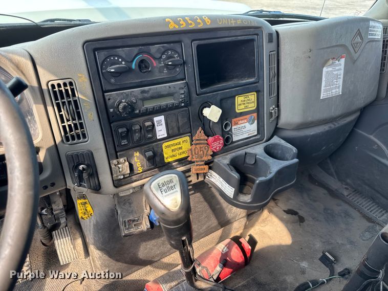 image for item NU9698 2010 International 7500  crane truck