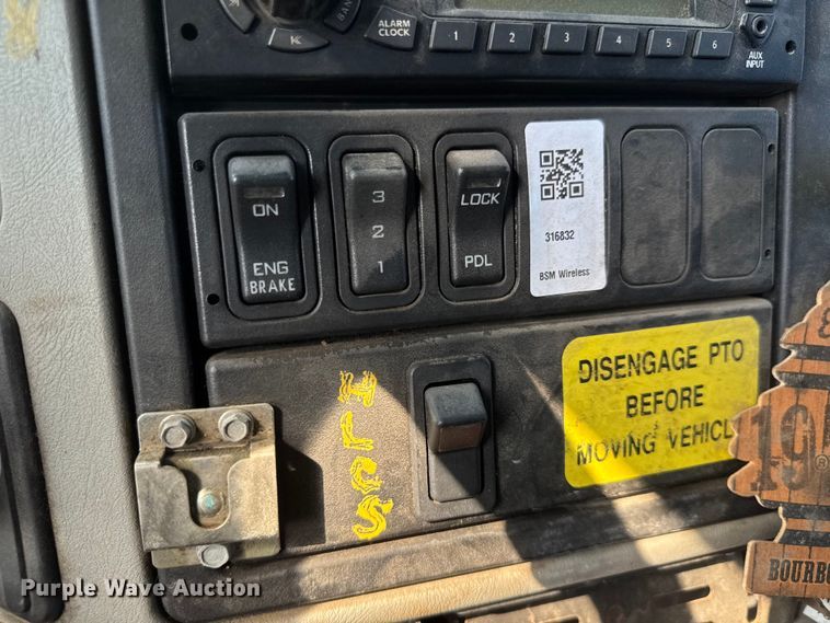 image for item NU9698 2010 International 7500  crane truck