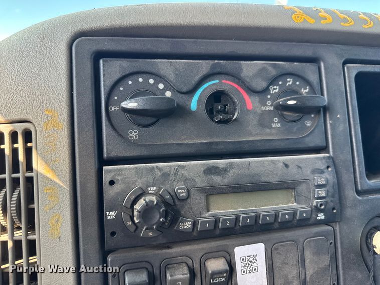 image for item NU9698 2010 International 7500  crane truck