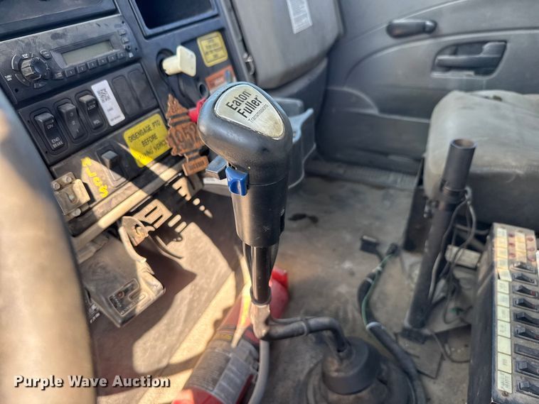 image for item NU9698 2010 International 7500  crane truck