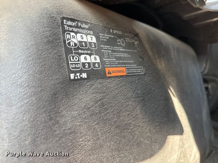 image for item NU9698 2010 International 7500  crane truck